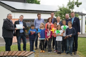 Schüler und Lehrer der Grundschule in Tauperlitz zusammen mit Landrat Oliver Bär, Herbert Just vom AELF Münchberg, Michael Stein von der LAG Hof, dem Vorsitzenden der Energievision Frankenwald, Wolfgang Degelmann sowie Projektleiter Martin Kastner Schüler und Lehrer der Grundschule in Tauperlitz zusammen mit Landrat Oliver Bär, Herbert Just vom AELF Münchberg, Michael Stein von der LAG Hof, dem Vorsitzenden der Energievision Frankenwald, Wolfgang Degelmann sowie Projektleiter Martin Kastner